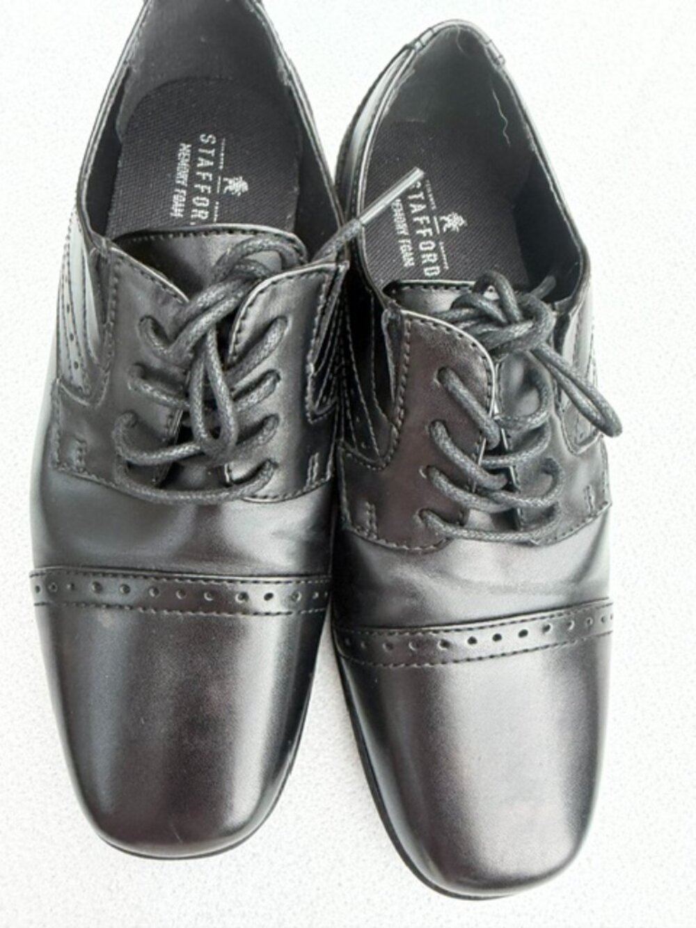 Stafford boy shoes lace up oxfords with brogue detailing. Memory foam. Sz 3